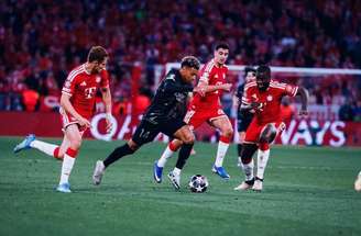Doué em disúta de bola com jogadores do Bayern na Allianz Arena –