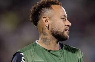 Neymar abraça Robinho Jr após balançar a rede –