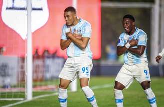 Carlos Vinícius recebe o cumprimento dos companheiros após abrir o placar para o Grêmio na Argentina –