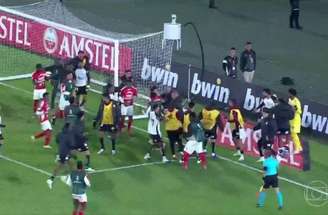 Fim de jogo do Corinthians é marcado por confusão e objetos arremessados ao campo –
