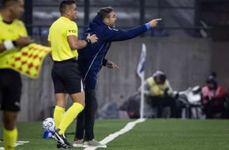 Artur Jorge durante o duelo em que o Cruzeiro enfrentou a Católica e, com dez, arrancou o empate. Universidad Católica-CHI x Cruzeiro, no Claro Arena, em Santiago-CHI.
