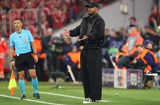 Kompany cumprimenta Kimmich no momento da substituição. Empate eliminou o Bayern na semifinal da Champions –
