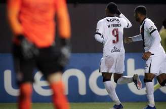 Spinelli vibra após o pênalti e empata o jogo para o Vasco diante do Audax, em Santiago.