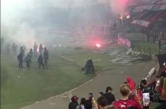 Torcedores jogaram rojões em direção ao gramado e ameaçaram invadir gramado –
