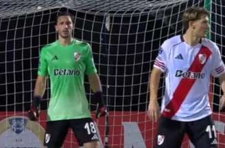 Momento em que Viña vestia a camisa de goleiro para assumir a meta do River Plate –
