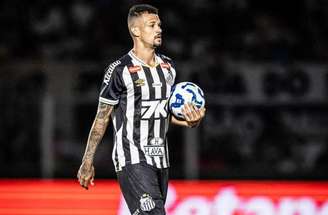 Zé Ivaldo vira a última opção no sistema defensivo do Santos –