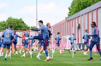 Jogadores do Wolfsburg se preparam para receber o já campeão Bayern –