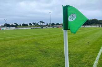 Mousehole recebeu a visita do príncipe William, que ajudou a construir uma estrada de acesso ao estádio – Instagram/Mousehole AFC