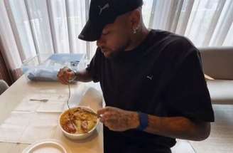 Neymar viraliza ao ser flagrado comendo marmitex