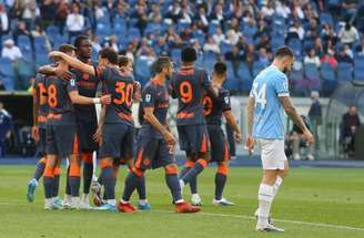 Diouf, da Internazionale, sofreu carrinho, mas escapa da marcação de Rovella, da Lazio.