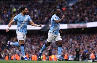 Cherki, do Manchester City, disputa a bola com Jensen e Aaron Hickey, do Brentford.