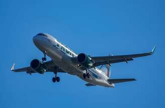 Um avião da Frontier Airlines se aproxima do Aeroporto Nacional Ronald Reagan de Washington