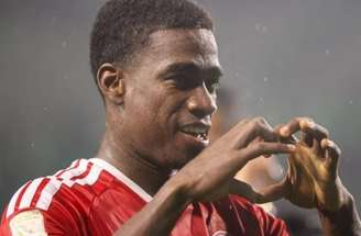 Félix Torres anota o gol de empate do Internacional no Couto Pereira  –