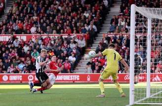 Nick Woltemade, do Newcastle, e Nicolas Dominguez, do Nottingham, travam disputa no City Ground –