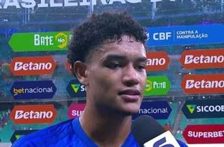 Kaique Kenji em momento de agradecimento após anotar o gol do trunfo do Cruzeiro –