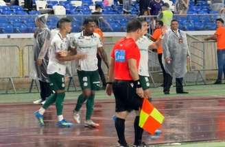 Bruno Fuchs pistola por  ter o seu gol anulado. 