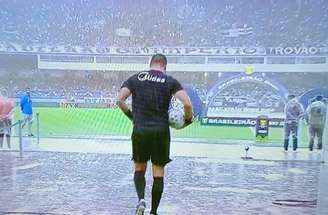 Reprodução de TV - Legenda: A forte chuva que atingiu Belém atrasou em quase duas horas o início da partida entre Remo e Palmeiras