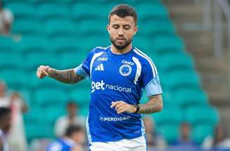 Matheus Henrique, do Cruzeiro, recebe atendimento após pancada no jogo contra o Bahia –