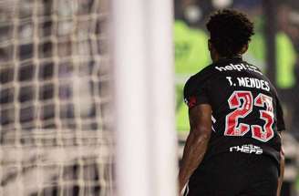 Autor do gol do Vasco na vitória contra o Athletico, Thiago Mendes está suspenso –