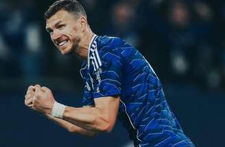 Dzeko é um dos centroavantes do futebol alemão – Divulgação/Schalke 04