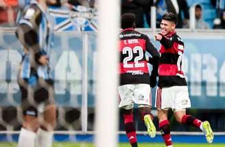 Plata fuzila e acertou o travessão de Weverton no jogo em que o Flamengo visitou o Grêmio, pelo Brasileirão.