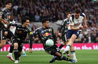 Mathys Tel finaliza da entrada da área para marcar o gol do Tottenham –
