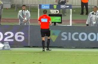 Anderson Barros protesta contra gol anulado –
