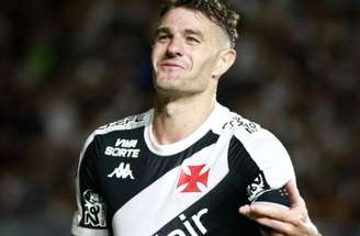 Com golaço de cabeça, Vegetti fez o gol do último 1 a 0 do Vasco, em 25 –