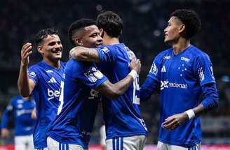 Gerson em ação pelo Cruzeiro. Ele recebe a marcação de Lucas Rodrigues, do Goiás.