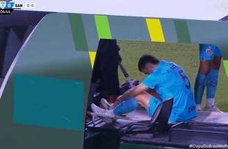 Tinga também deixou o campo com 5 minutos de jogo –