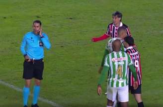 Ferreirinha é expulso com apenas 30 segundos em campo –