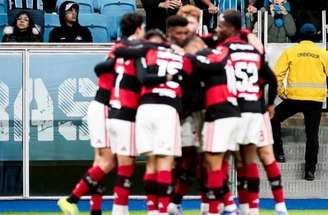 Confrontos entre torcidas organizadas de Flamengo e Vasco marcaram o entorno do Maracanã após o clássico –