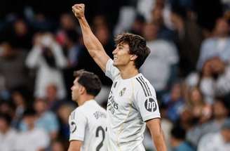 Jogadores de Real Madrid e Oviedo em disputa de bola no Bernabéu –