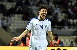 Shomurodov em campo pela seleção do Uzbequistão –
