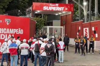 Torcida do São Paulo protesta no CT da Barra Funda após eliminação na Copa do Brasil –