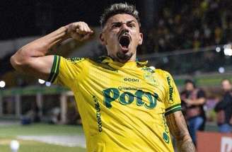 Tiquinho Soares e Herrera travam disputa de bola no estádio Maião –