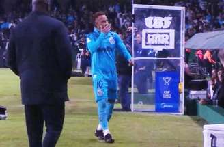 Neymar rebateu provocações da torcida do Coritiba após deixar o gramado no Couto Pereira