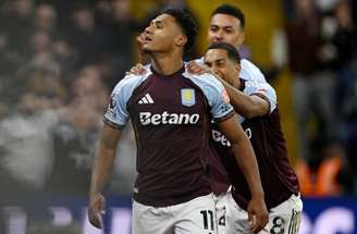 Jogadores de Aston Villa e Liverpool em disputa de bola no Villa Park –