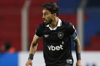 Ídolo da torcida, Telles começou no banco e entrou em campo no segundo tempo do embate –