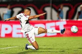 Luiz Araújo até tentou, mas parou em Lucas Arcanjo, destaque do Vitória –