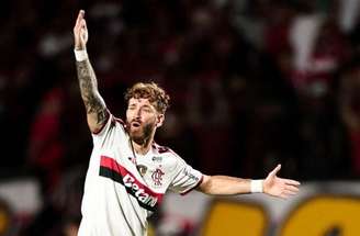 Luiz Araújo se esforça para superar marcação do Vitória –