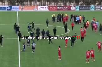 Jogo entre Al-Ittihad e Al-Suwaihli foi interrompido a três minutos do fim – Reprodução de vídeo