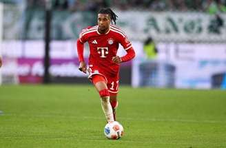 Erick, ou melhor, Olise (dir.) em ação pelo Bayern de Munique –