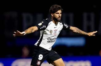 Jogadores do Corinthians comemoram gol no triunfo sobre o Barra-SC –