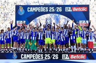 Jogadores do Porto celebram gol  da vitória sobre o Santa Clara –