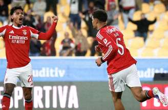 Rafa Silva Richard Ríos, à esquerda, vibra intensamente logo após abrir o placar para o Benfica.