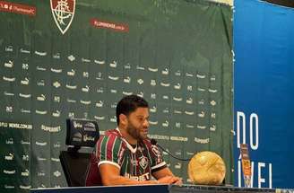 Hulk conversou com a imprensa antes de ter contato com a torcida do Fluminense –