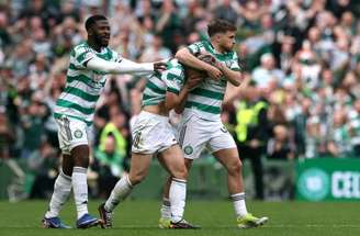 Shankland, do Hearts, tenta superar a marcação de Alistair Johnston, do Celtic – Ian MacNicol/Getty Images