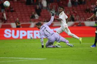Internacional,com camisa em alusão ao título mundial,meta 4 a 1 no Vasco.