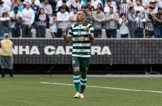 Jogadores do Coritiba comemoram um dos gols na vitória sobre o Santos no Brasileirão –